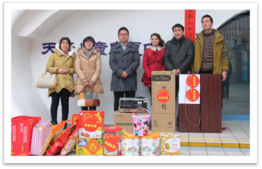 2014年2月12日 帶著新北區三井小學的部分兒童攜帶禮品等走進“常州天愛”與這些“星星的孩子”零距離的接觸。